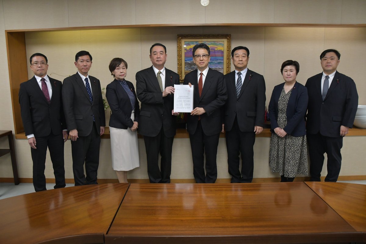 熊本市に緊急要望を提出する公明党熊本市議団の議員たち