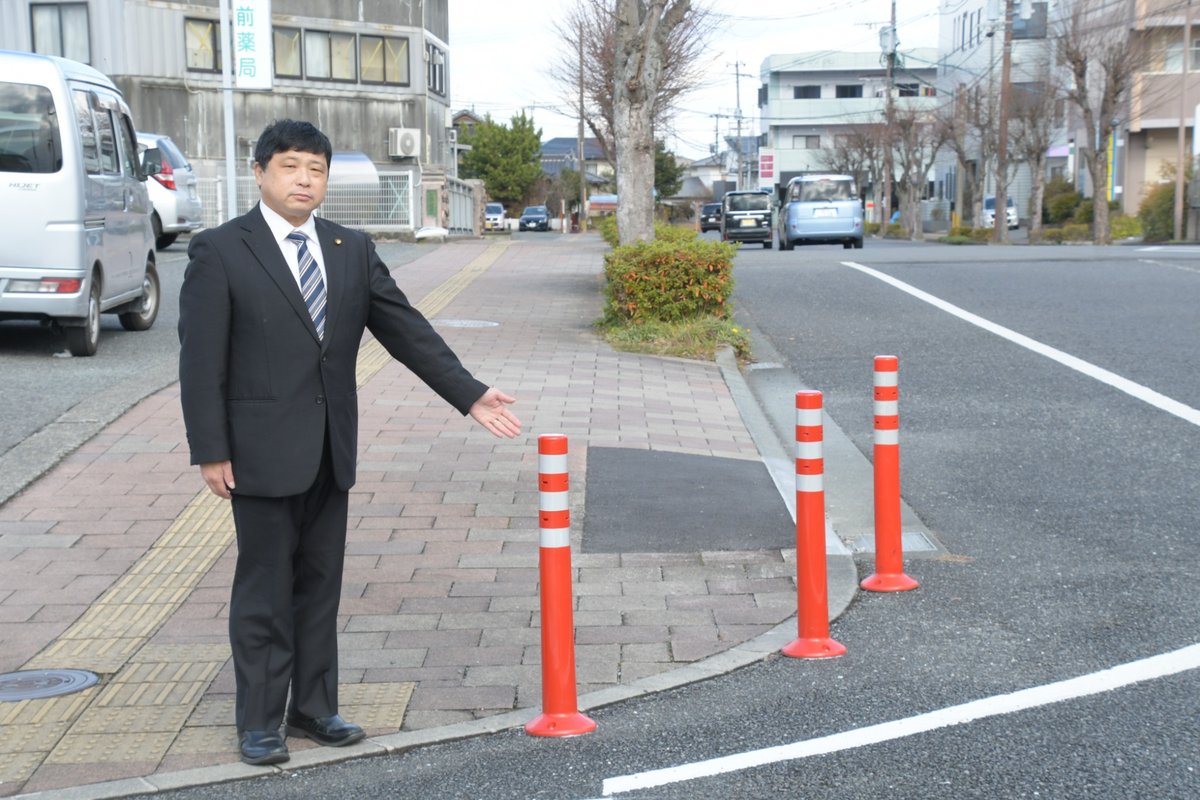 交差点に設置されたポールを示す中野洋一議員