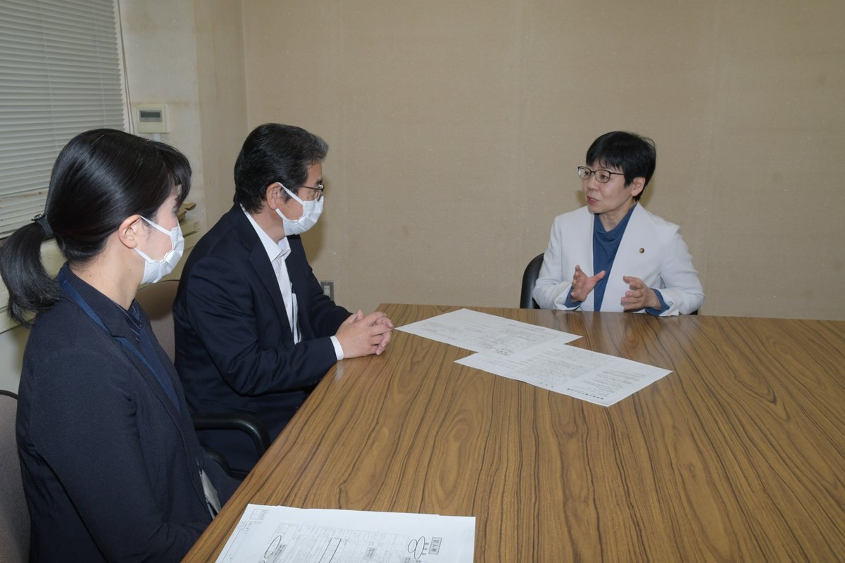婚姻届の記入例について説明する大塚薫議員