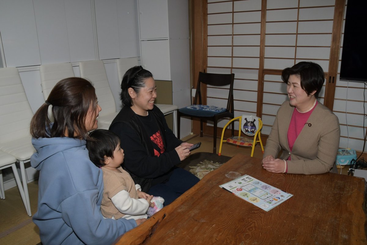 子育て応援アプリの画面を示す高瀬千鶴子議員