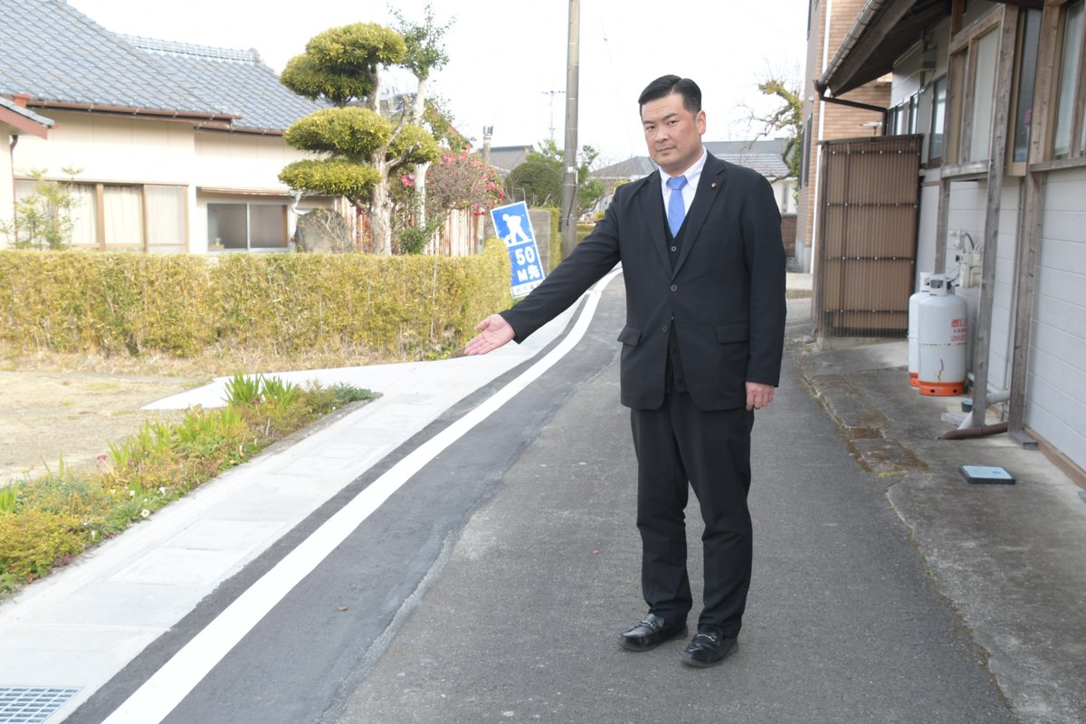 整備された側溝を示す柳田光芳議員