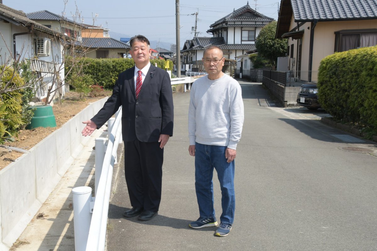 コンクリートで舗装された農業用水路の壁面