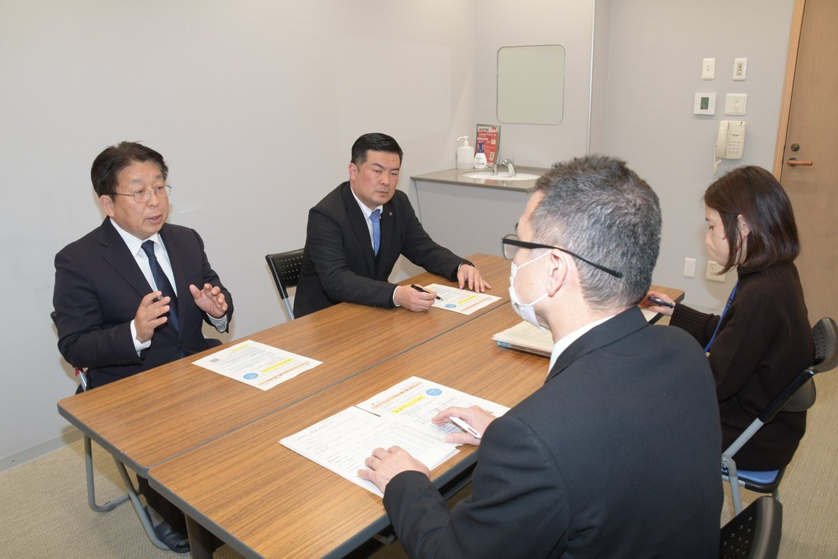 医療用ウィッグについて関係者から話を聞く五通俊作議員