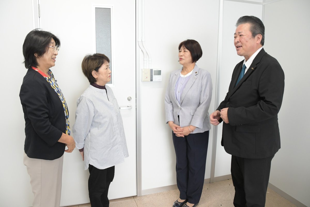 市民から話を聞く中野美智子議員と元山孝雄議員