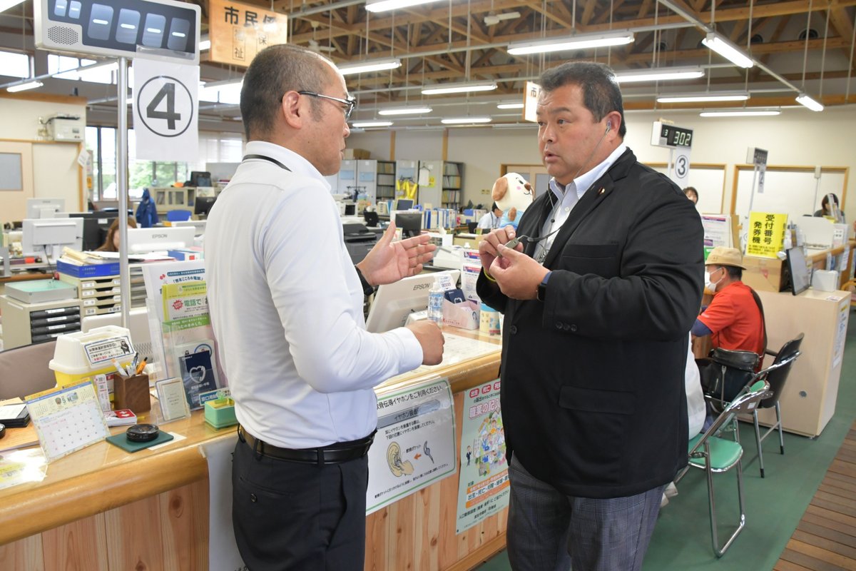 窓口に配備された軟骨伝導イヤホンを確かめる杉谷保信議員