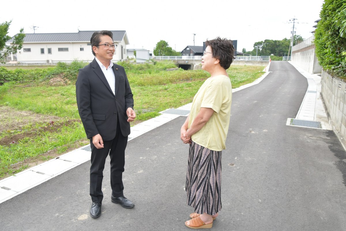 拡幅された市道を確認する徳村登志郎議員