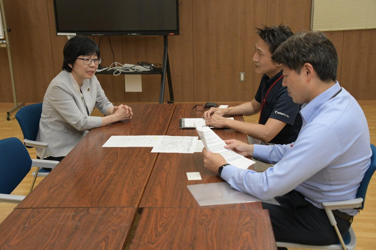 障害者手帳アプリの画面を示す大塚薫議員