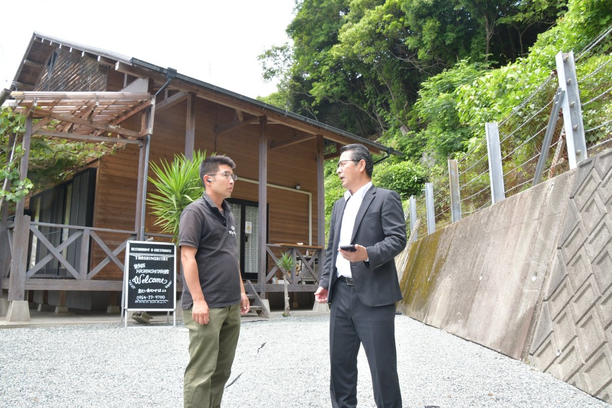 住民と現地を確認する河野正明議員