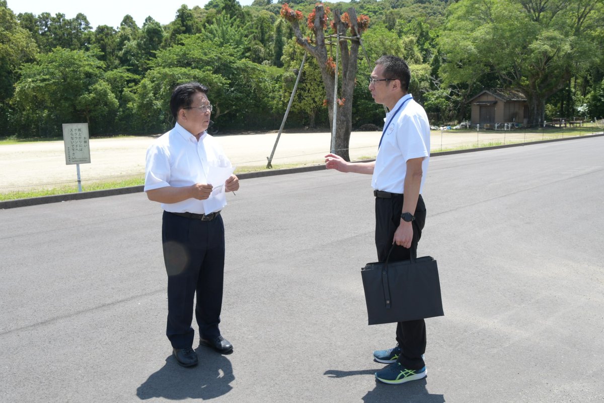 アスファルトで舗装された体育館の駐車場