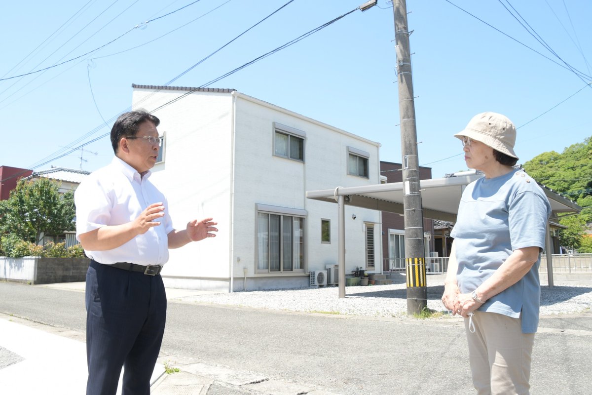 電柱に設置された街灯を示す五通俊作議員