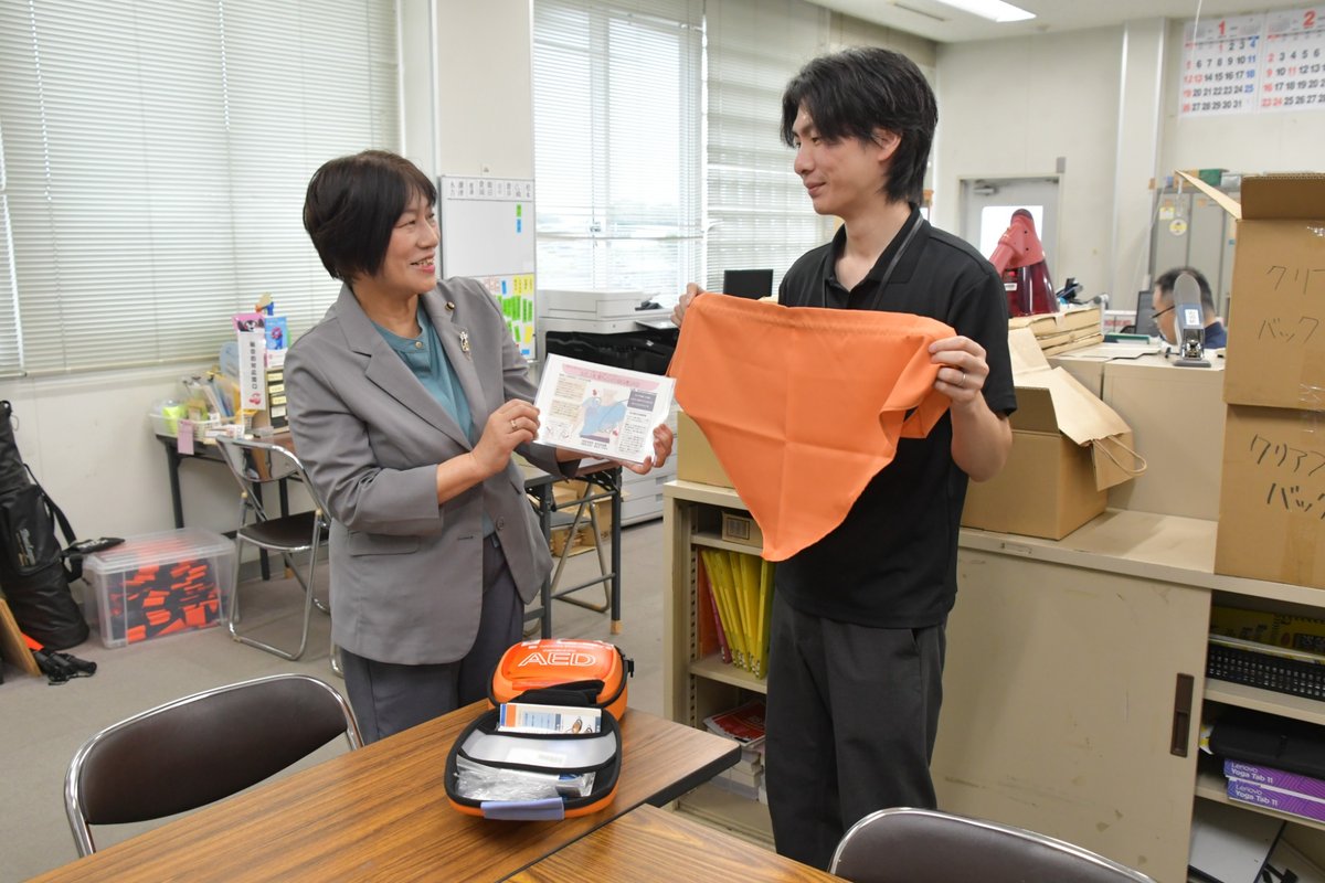 AEDに配備された三角巾を確かめる中野美智子議員