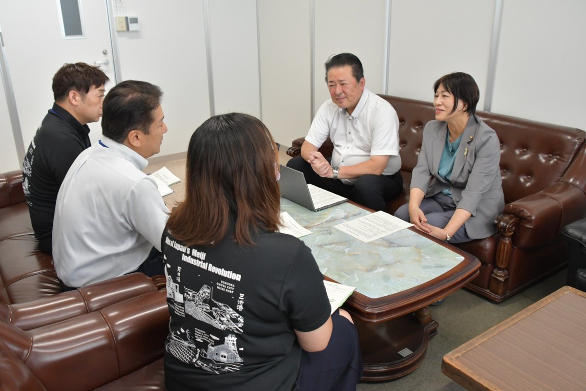 当事者団体から話を聞く中野美智子議員と元山孝雄議員