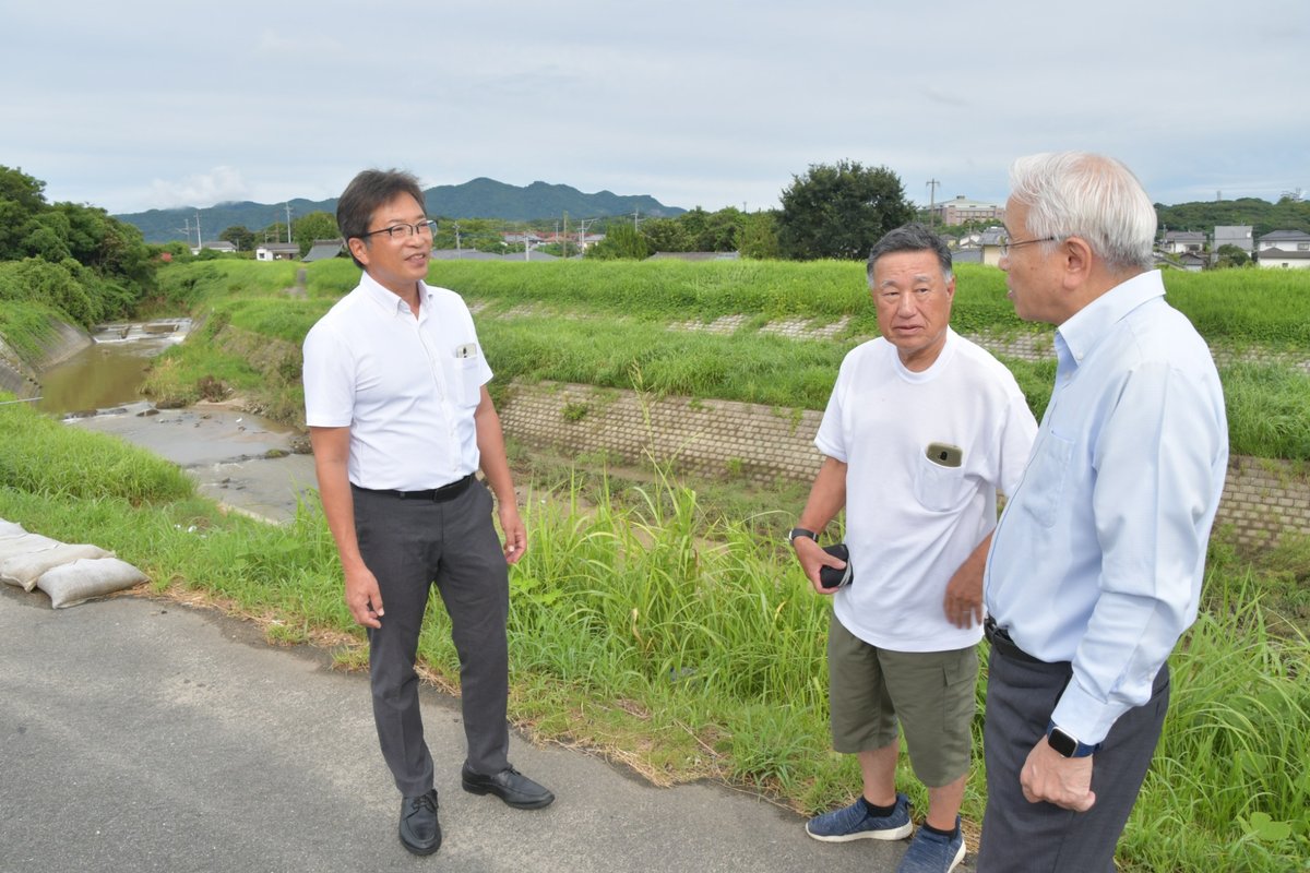 しゅんせつ工事が進む繁根木川を確認する徳村登志郎議員