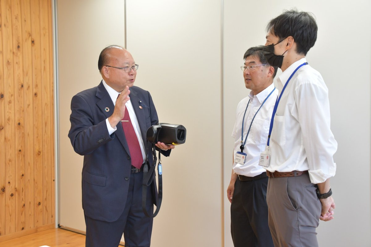 3歳児健診に導入された屈折検査機器を確かめる吉村建文議員