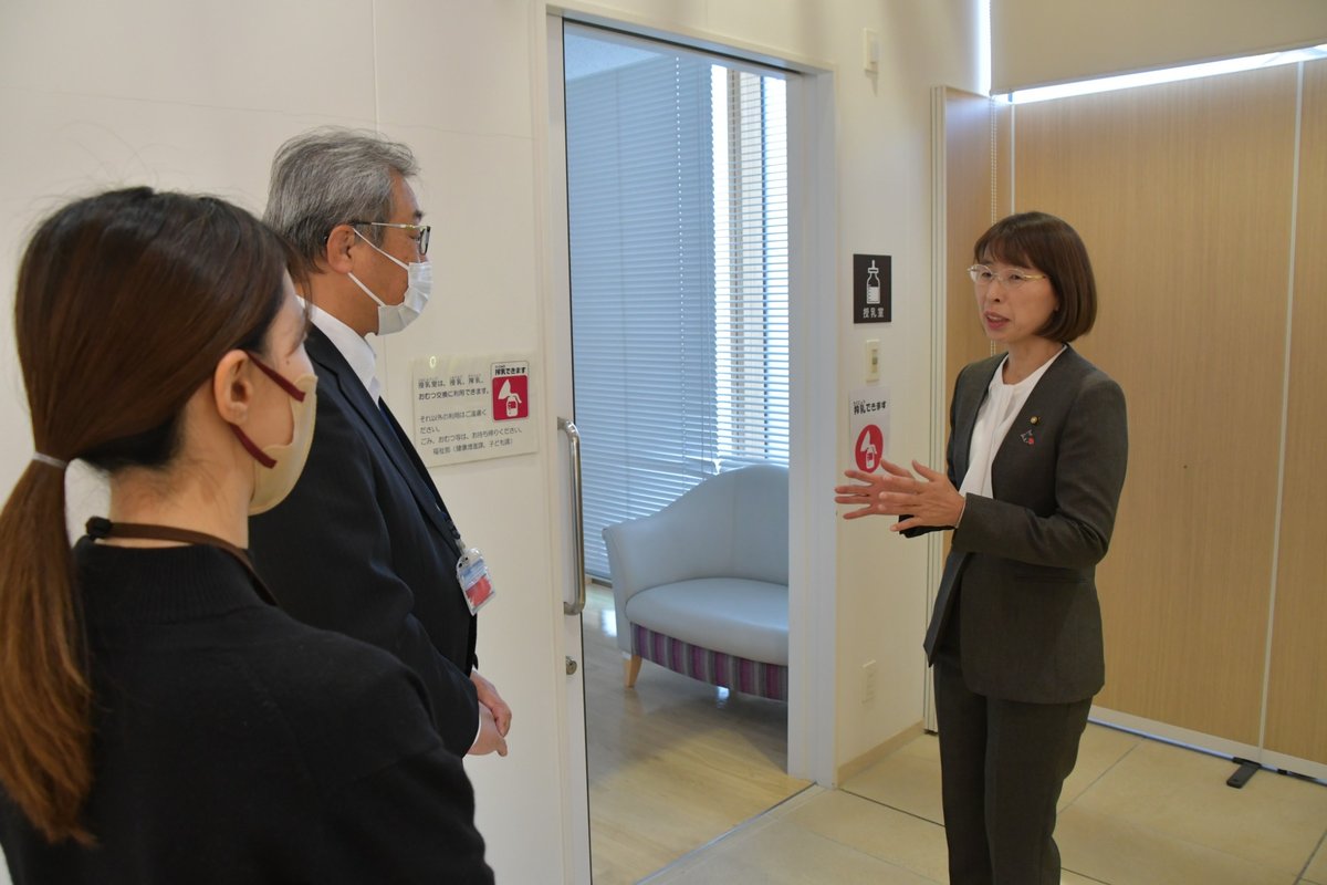 授乳室に掲示されたマークを確認する高松佳美議員
