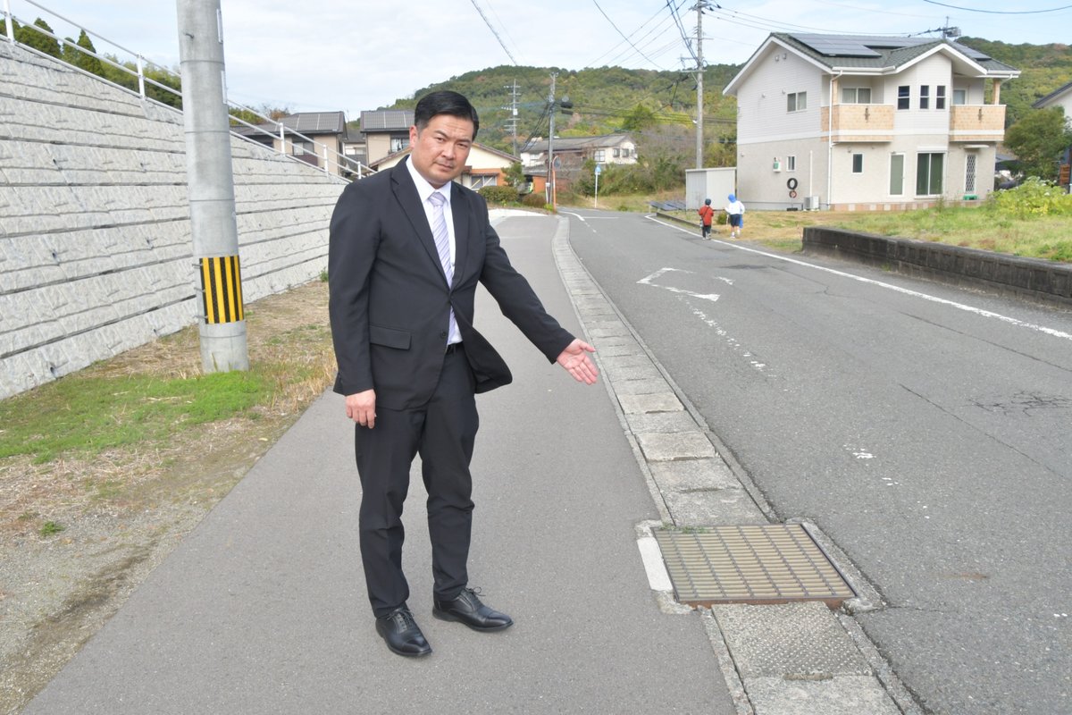 交換された通学路の側溝ふたを示す柳田光芳議員