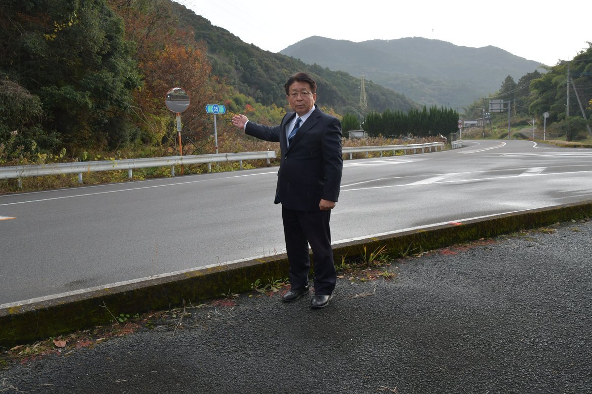 新しく交換されたカーブミラーを示す五通俊作議員