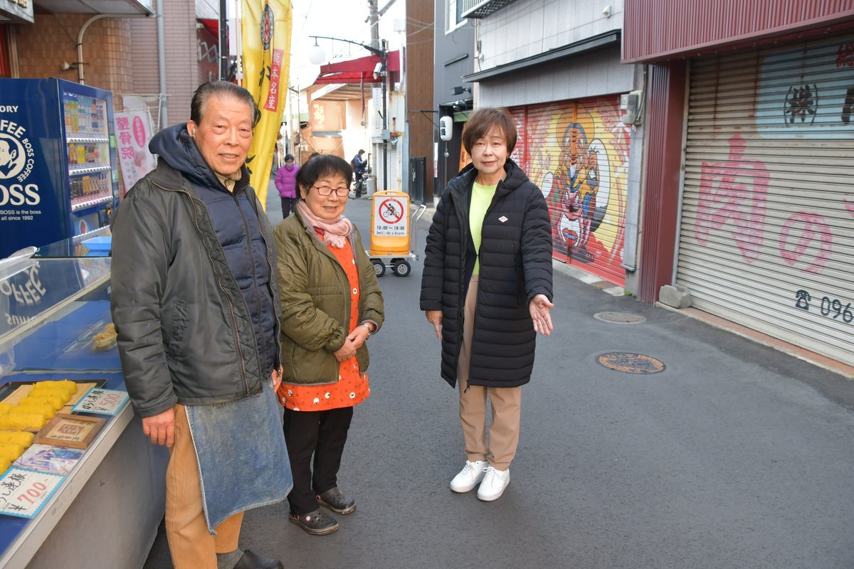 舗装し直された商店街の道路を確認する三森至加議員