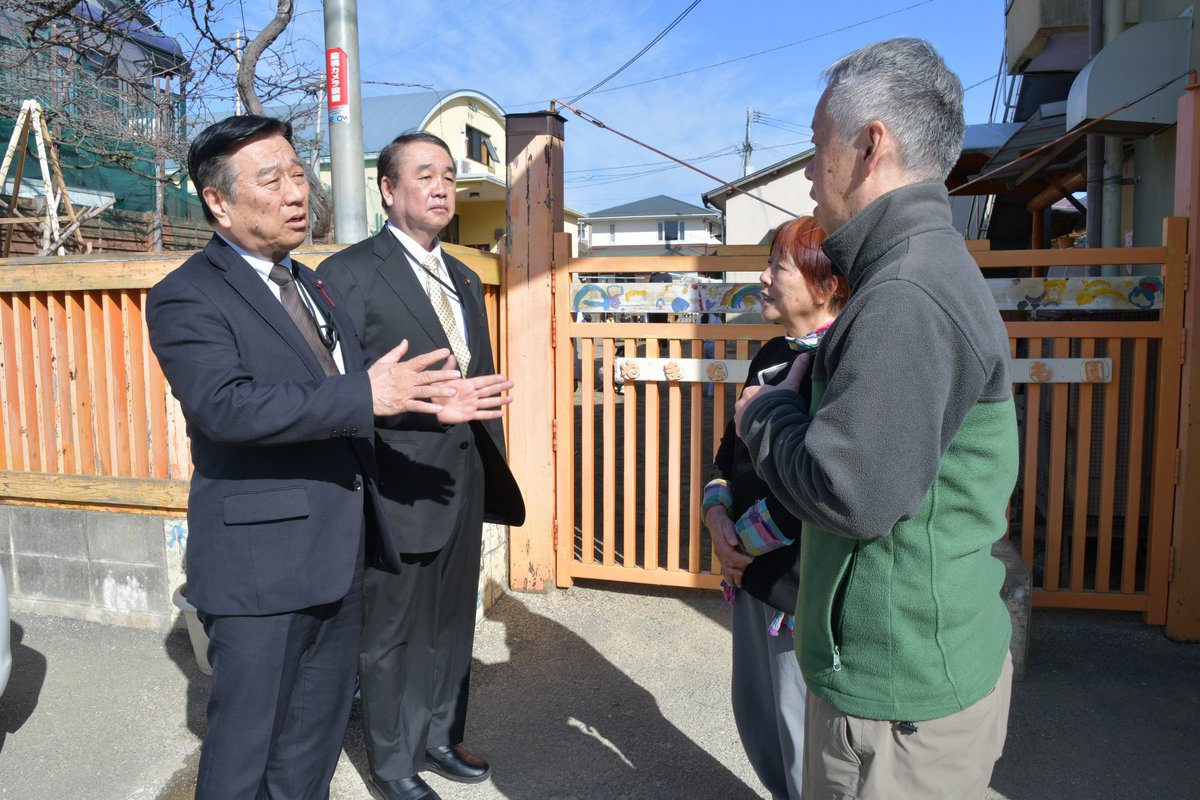 保育園の関係者から話を聞く井本正広議員と浜田大介議員