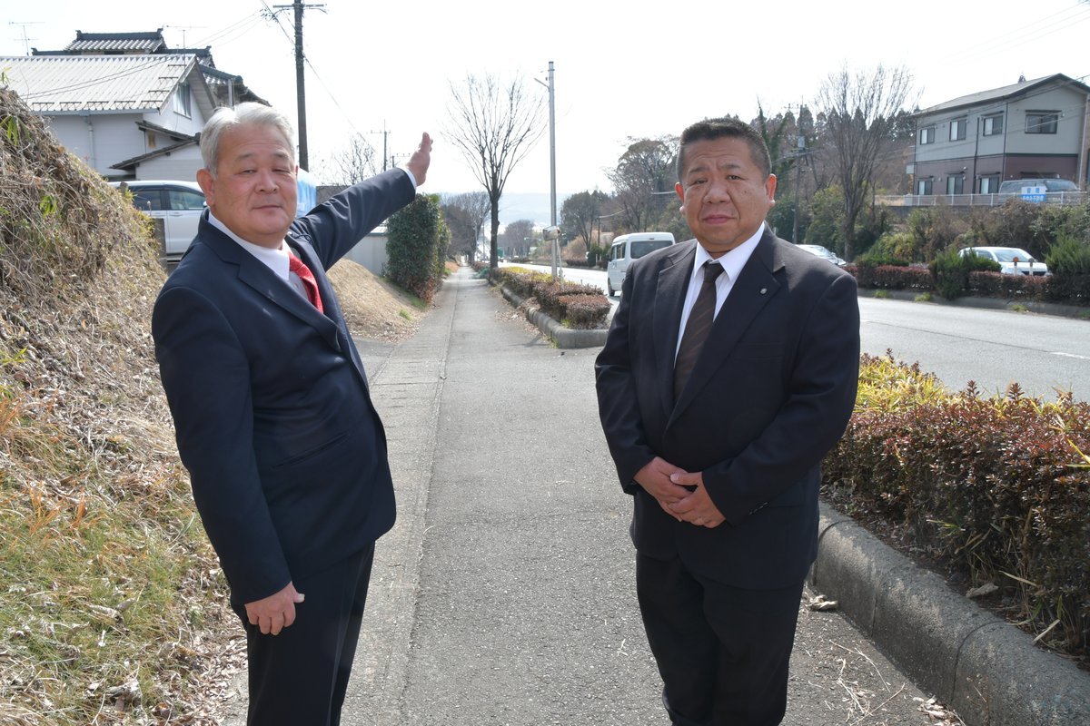 防犯灯が設置された国道沿いの歩道を示す豊瀬和久議員
