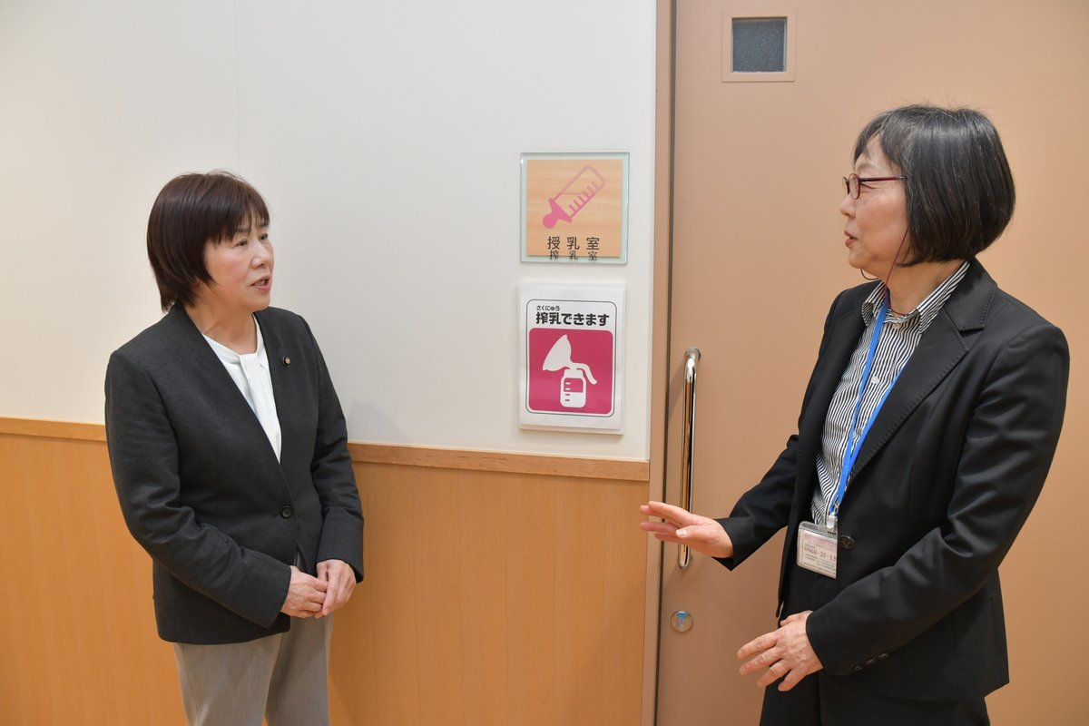 設置された授乳室について担当者から説明を受ける島春代議員