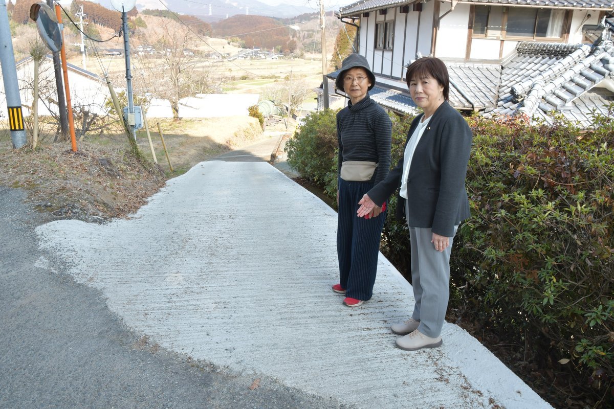 拡幅された道路を住民と確認する島春代議員