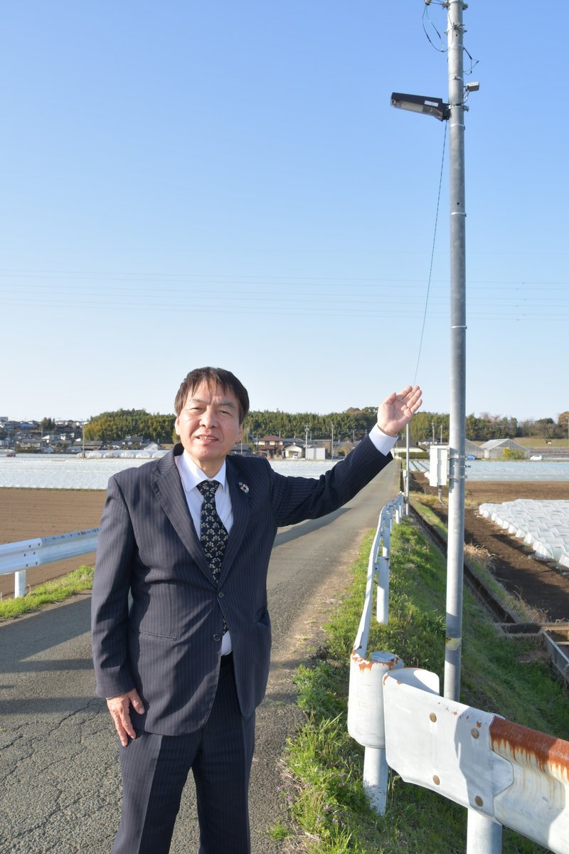 通学路に設置された街灯を示す西本友春議員