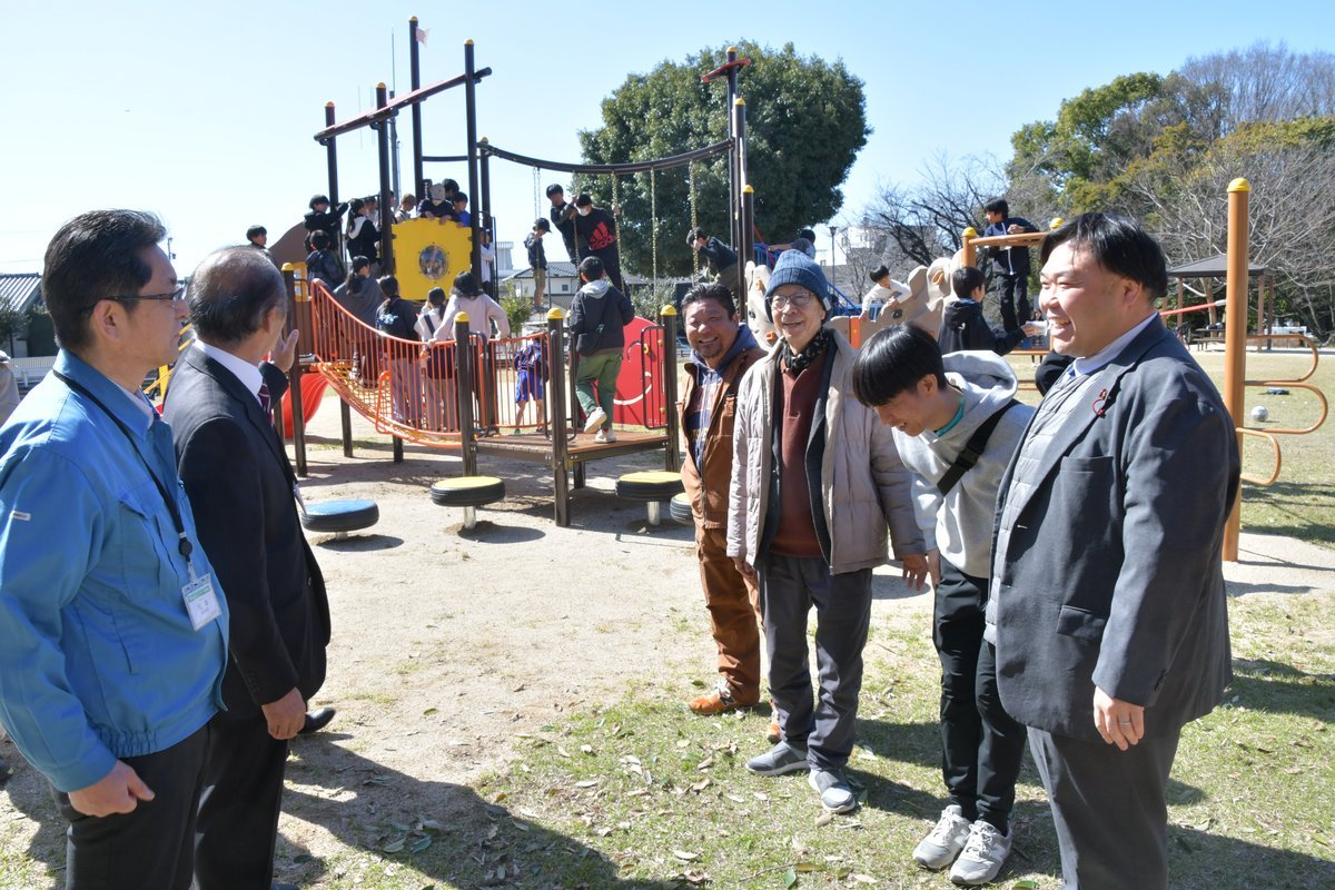 公園に新設された複合遊具を確認する吉田健一議員