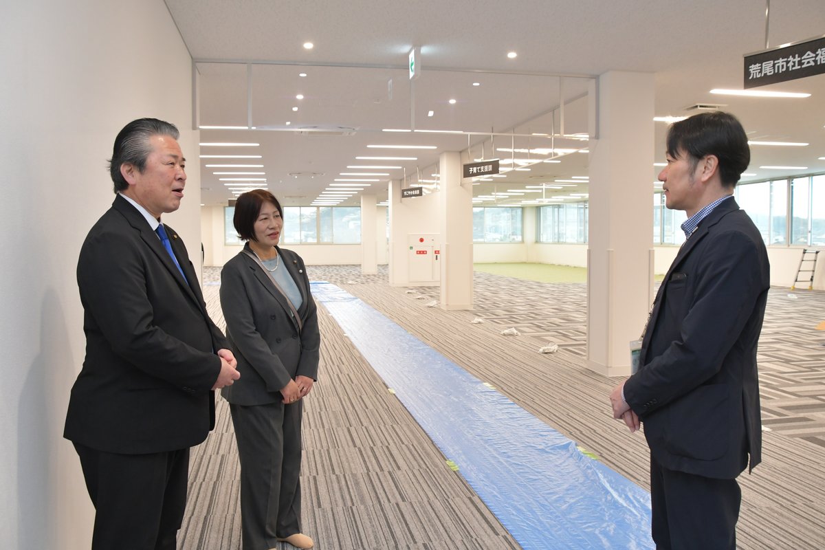 新しい庁舎を視察する中野美智子議員と元山孝雄議員