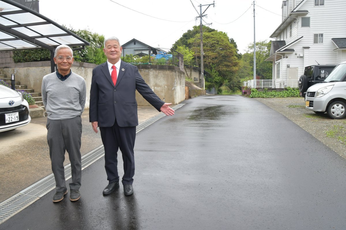 舗装し直された里道を住民と確認する豊瀬和久議員