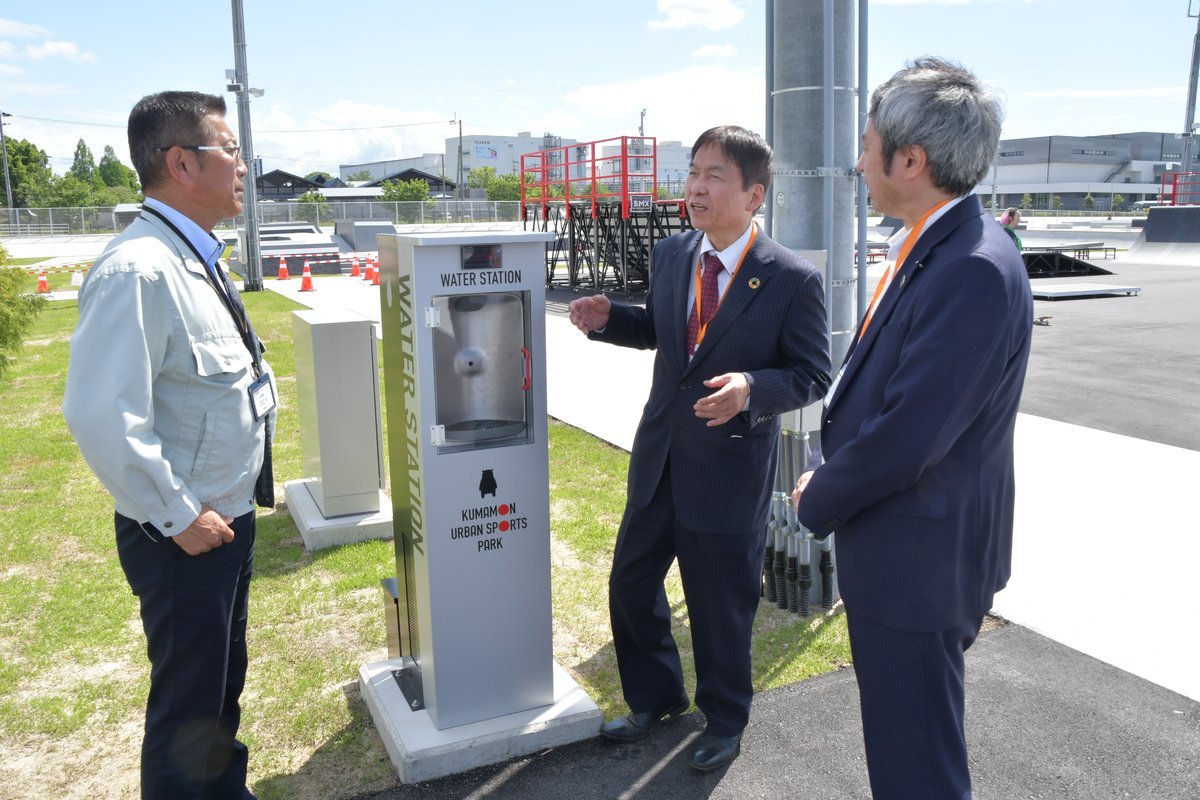 公園に設置された給水スポットを視察する西本友春議員