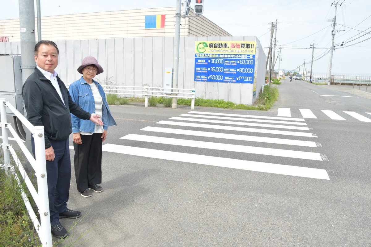 引き直された県道の白線を示す西和明議員