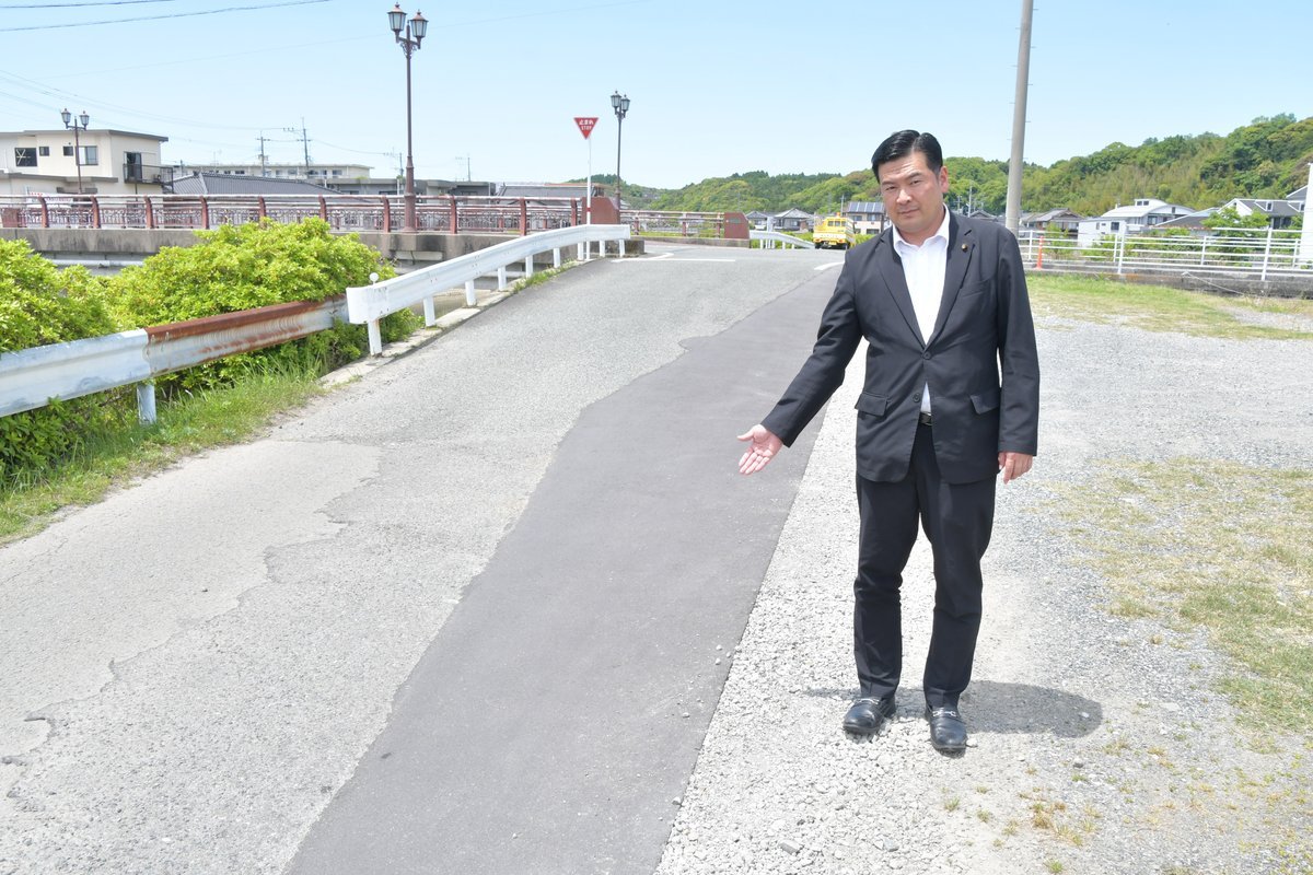 舗装された市道の路面を示す柳田光芳議員