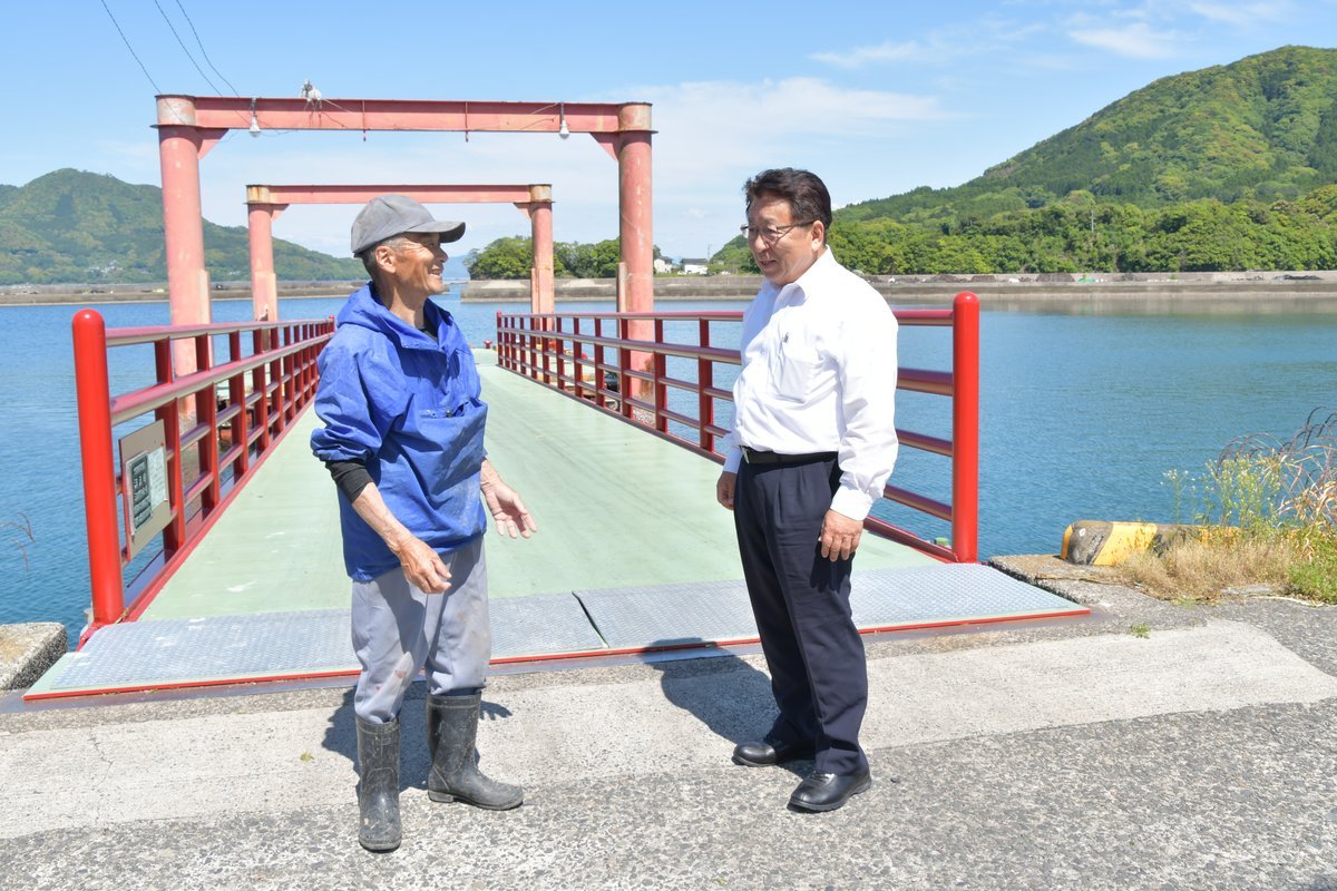 直された漁港の橋について漁業者から話を聞く五通俊作議員