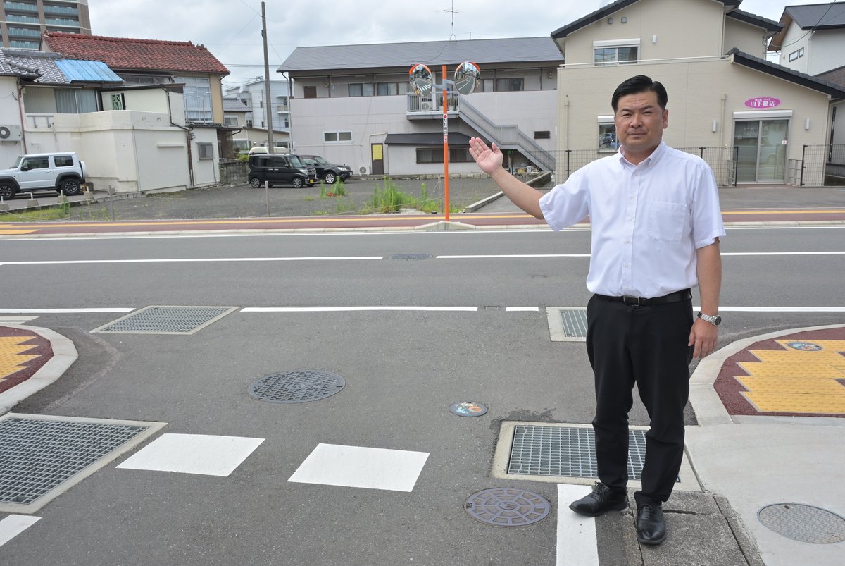 設置されたカーブミラーを示す柳田光芳議員